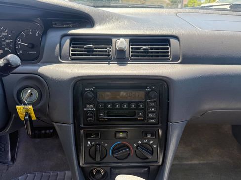 Used 2001 Toyota Camry LE FWD image 18