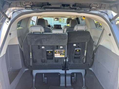 Used 2022 Toyota Sienna XLE FWD image 12