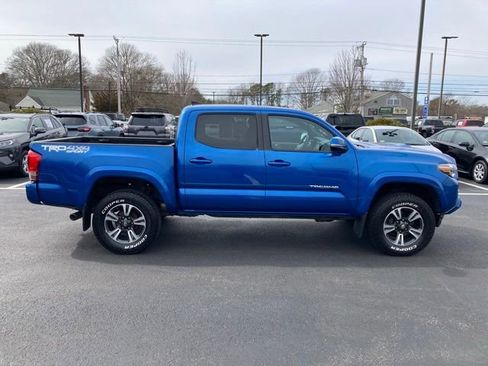 Used 2017 Toyota Tacoma TRD Sport w/ Tow Package (A/T) image 11