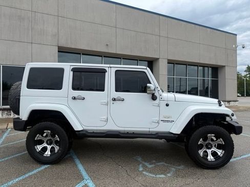 Used 2014 Jeep Wrangler Unlimited Sahara w/ Connectivity Group AWD/4WD image 2