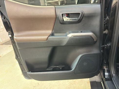 Used 2016 Toyota Tacoma Limited image 28