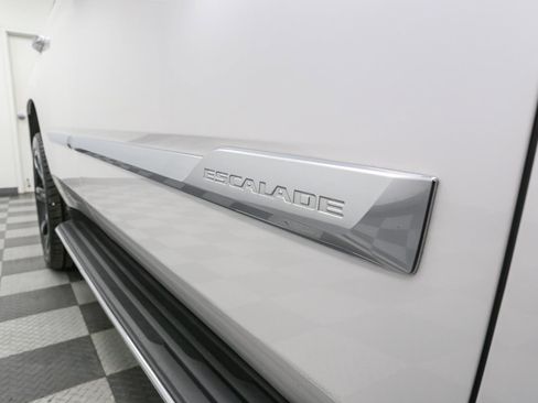 Used 2017 Cadillac Escalade Luxury image 7