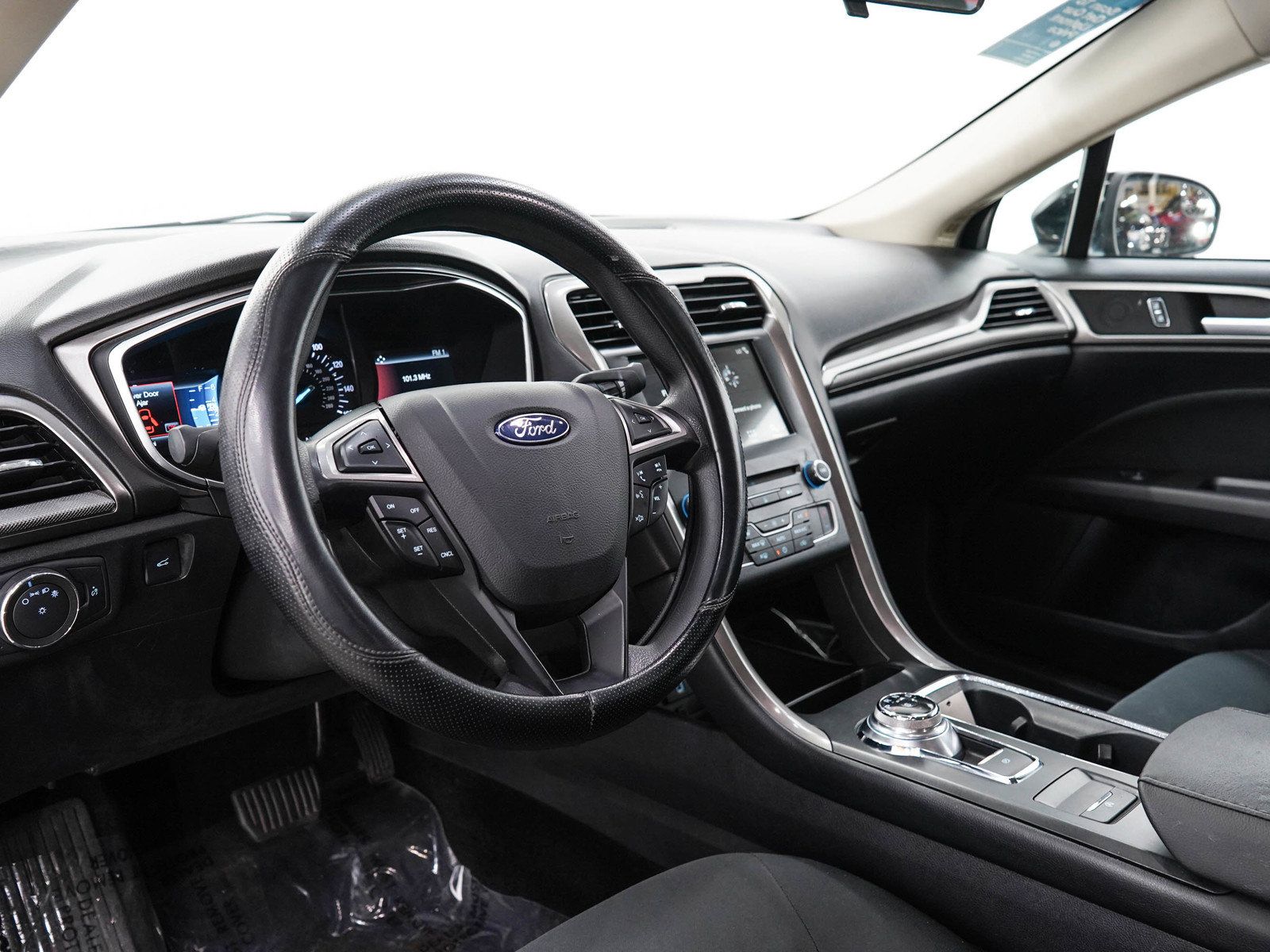 Used 2017 Ford Fusion SE w/ Fusion SE Technology Package FWD image 22