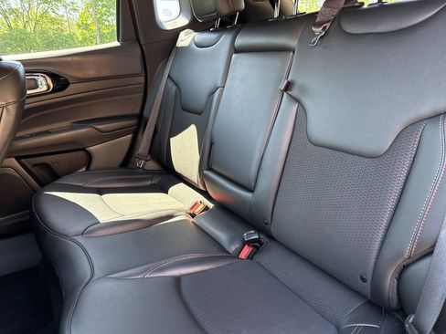 Used 2025 Jeep Compass Trailhawk AWD/4WD image 13