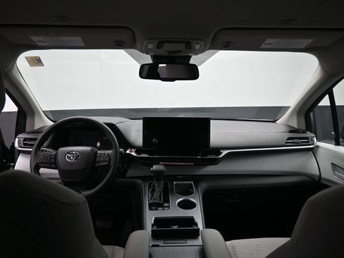 Certified 2026 Toyota Sienna LE FWD image 27