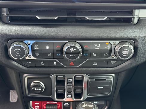 New 2025 Jeep Wrangler Willys AWD/4WD image 24