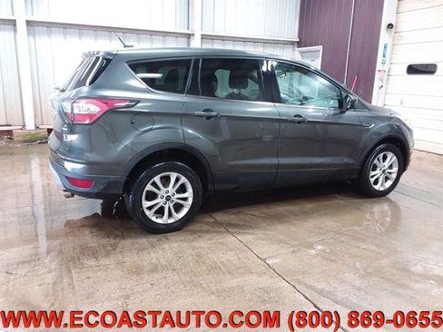 Used 2017 Ford Escape SE image 2