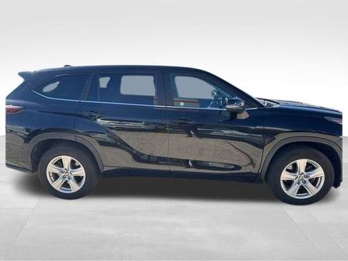 Used 2024 Toyota Highlander LE image 5