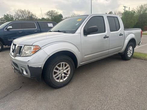 Used 2018 Nissan Frontier SV image 1