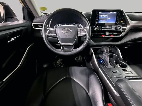 Used 2022 Toyota Highlander XLE AWD/4WD image 6