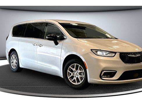 Used 2024 Chrysler Pacifica Touring-L FWD image 13