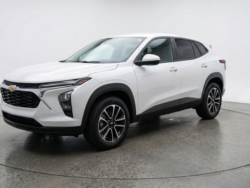 Used 2025 Chevrolet TrailBlazer LT w/ Driver Confidence Package image 3