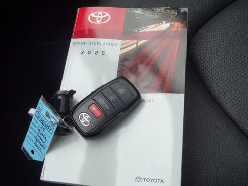 Used 2025 Toyota Grand Highlander AWD image 35