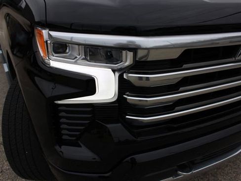 Used 2023 Chevrolet Silverado 1500 High Country w/ High Country Premium Package image 4
