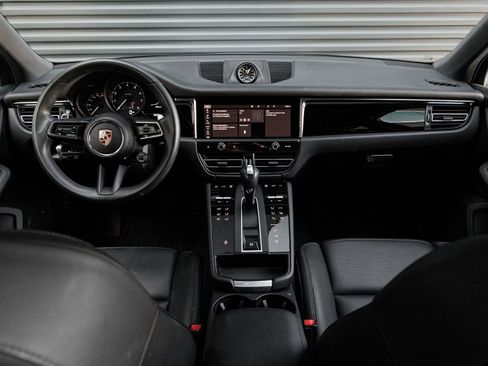 Certified 2025 Porsche Macan AWD/4WD image 16