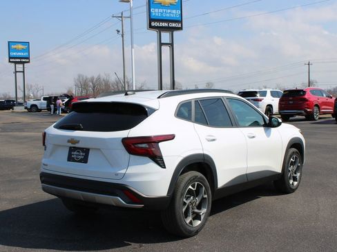 Used 2025 Chevrolet Trax LT image 9