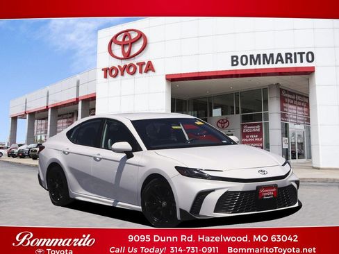 Used 2025 Toyota Camry SE FWD image 1