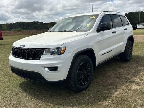 Used 2021 Jeep Grand Cherokee Laredo image 3