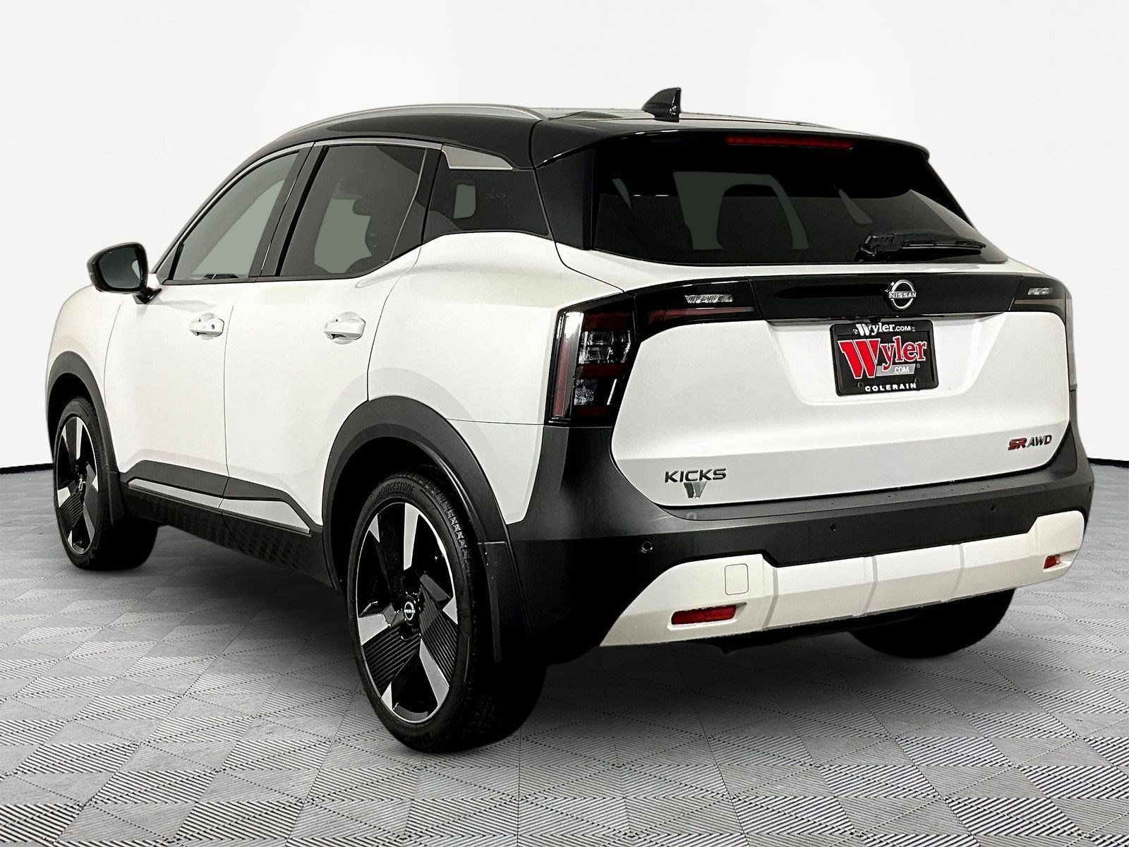 Used 2025 Nissan Kicks SR w/ SR Premium Package AWD/4WD image 4
