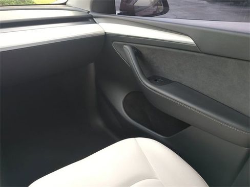 Used 2024 Tesla Model Y Performance image 20