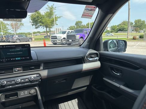 Used 2025 Honda Pilot TrailSport image 47