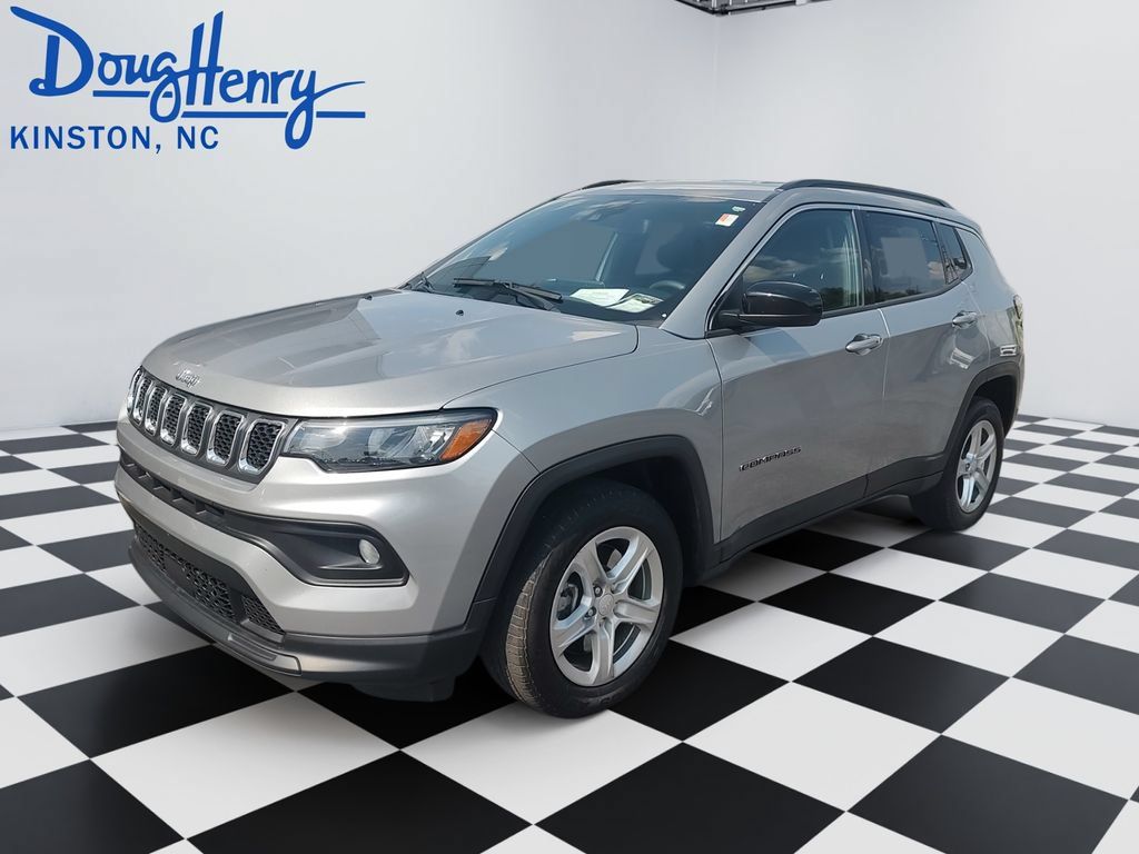 Used 2024 Jeep Compass Latitude AWD/4WD image 1