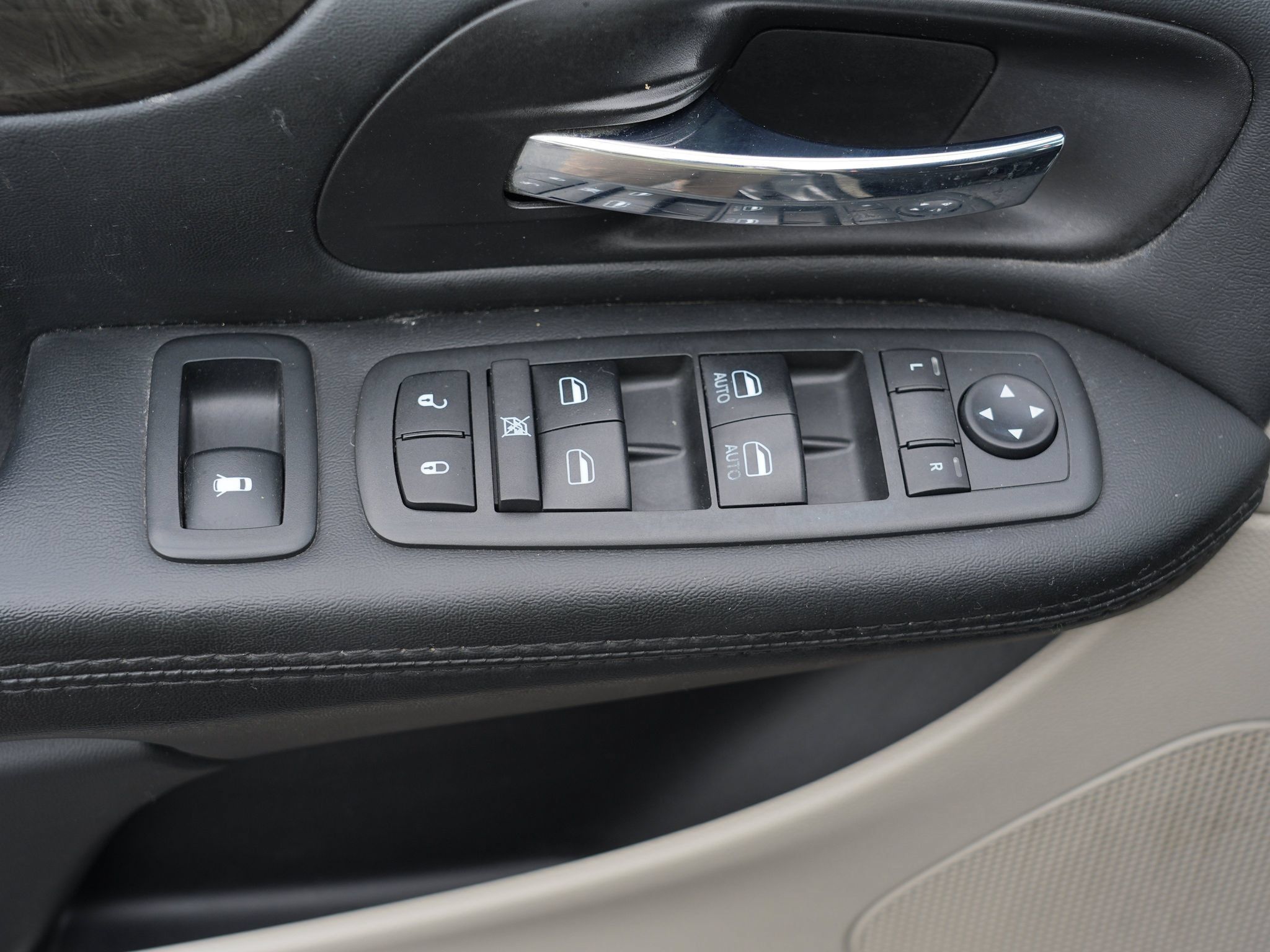 Used 2018 Dodge Grand Caravan SE w/ UConnect Hands-Free Group FWD image 15
