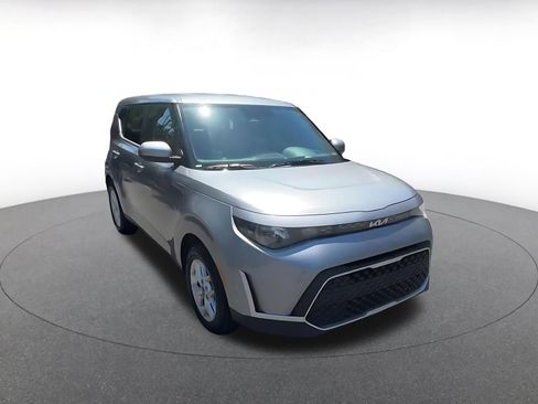 Used 2025 Kia Soul LX w/ LX Technology Package FWD image 3