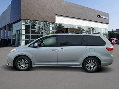 Used 2020 Toyota Sienna XLE image 3