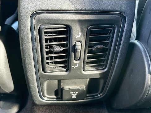 Used 2018 Jeep Grand Cherokee Laredo image 31