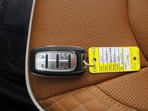 Used 2025 Chrysler Pacifica Pinnacle image 8