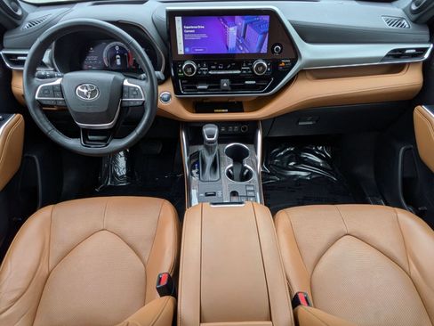 Used 2023 Toyota Highlander Platinum FWD image 25