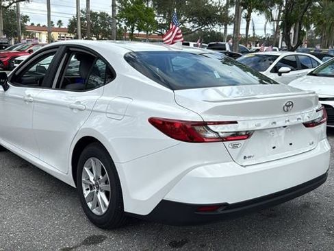Used 2025 Toyota Camry LE w/ Convenience Package image 5