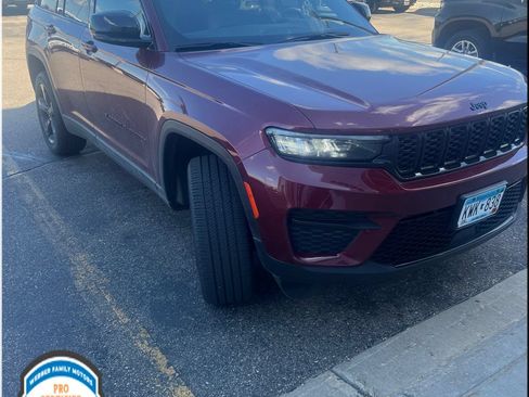Used 2023 Jeep Grand Cherokee Altitude AWD/4WD image 3