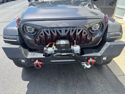 Used 2018 Jeep Wrangler Unlimited Sahara w/ Dual Top Group AWD/4WD image 27