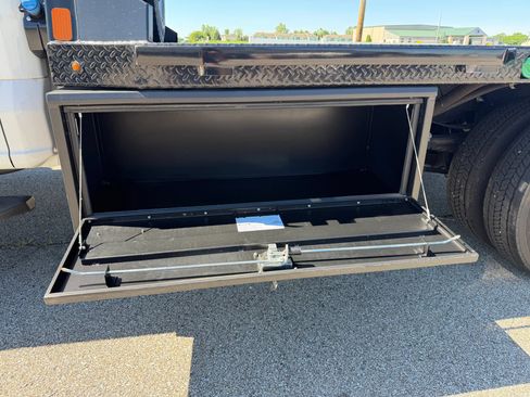 Used 2025 Ford F550 4x4 Crew Cab image 2
