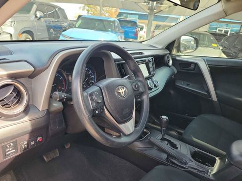 Used 2018 Toyota RAV4 LE image 2