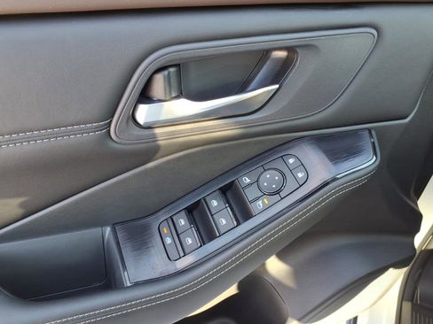 Used 2023 Nissan Rogue SV w/ SV Premium B Package image 15