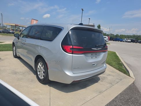 Used 2024 Chrysler Pacifica Touring-L FWD image 7