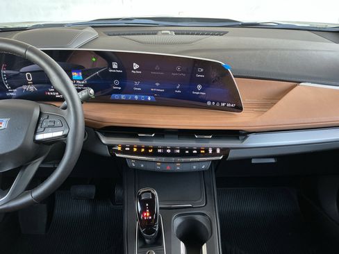 Used 2025 Cadillac XT4 Premium Luxury w/ Technology Package image 9