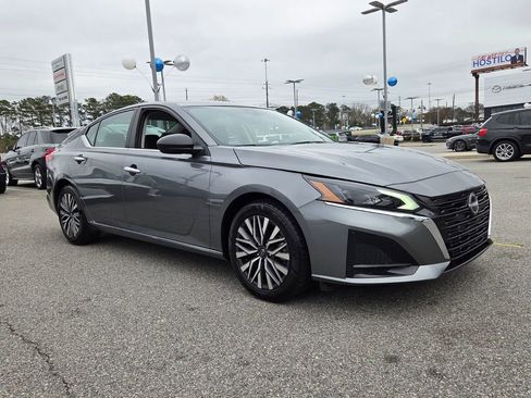 Used 2025 Nissan Altima 2.5 SV image 14