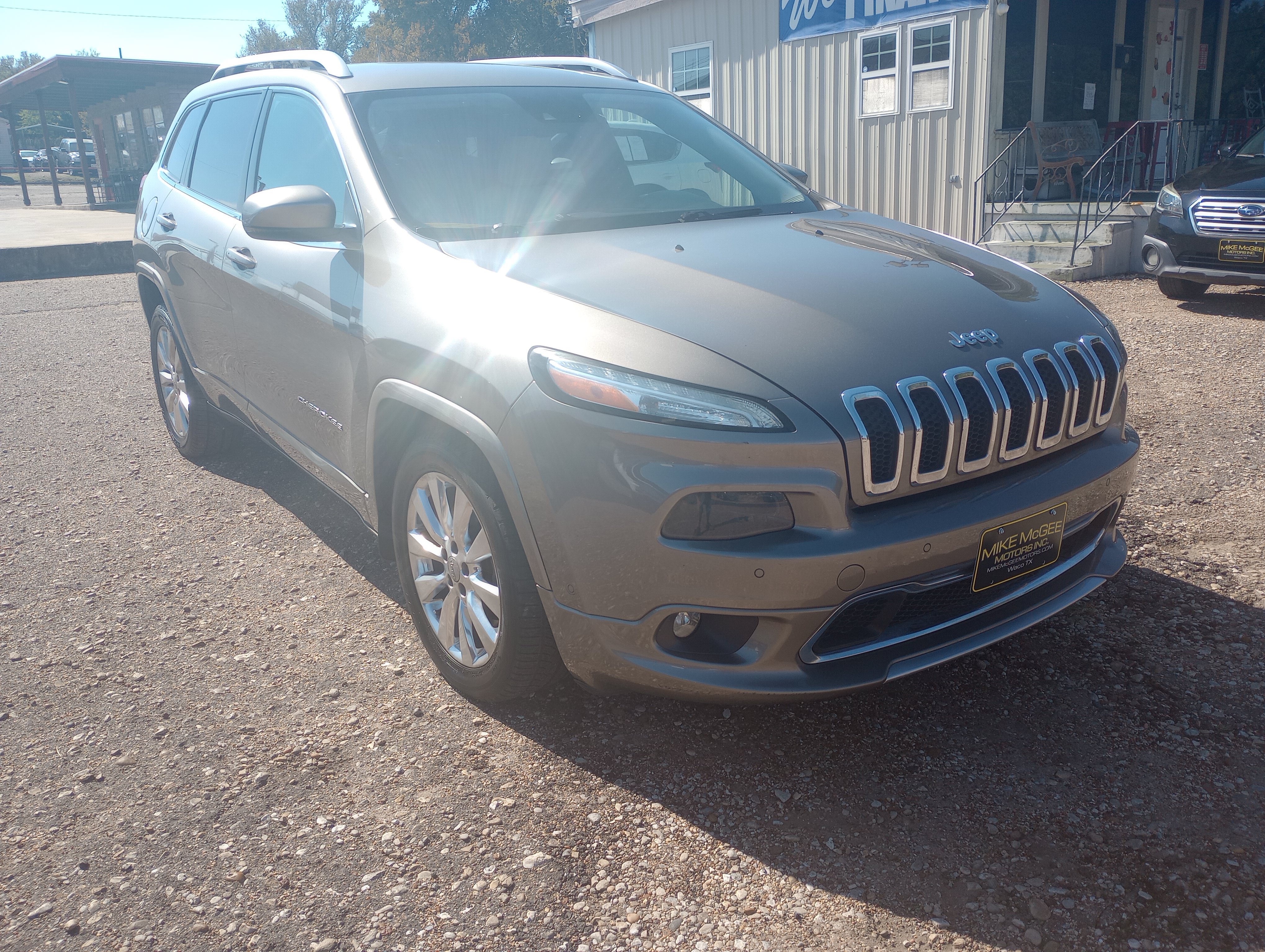 Used 2017 Jeep Cherokee Overland w/ Technology Group FWD image 1