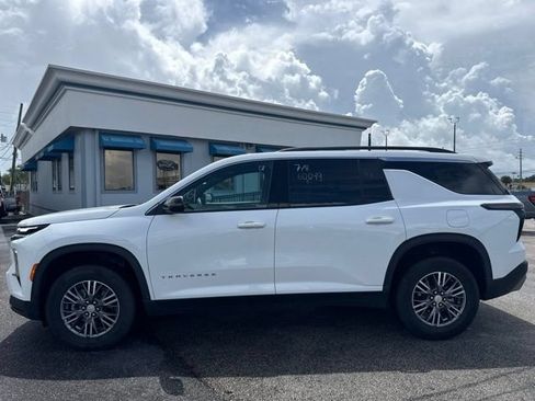Used 2025 Chevrolet Traverse LT FWD image 2