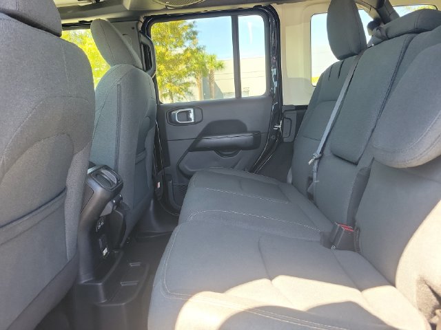Used 2024 Jeep Wrangler Unlimited Sahara AWD/4WD image 9