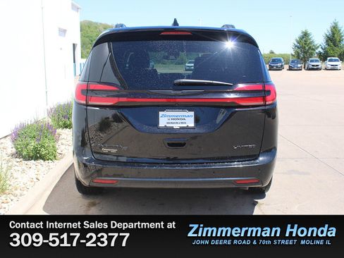 Used 2025 Chrysler Pacifica Limited FWD image 5