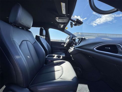 Used 2025 Chrysler Pacifica Select image 15