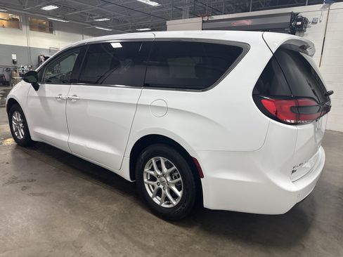 Used 2024 Chrysler Pacifica Touring-L FWD image 5