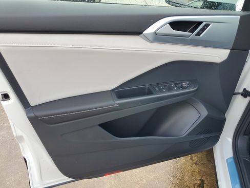 New 2026 Volkswagen Taos SE image 9