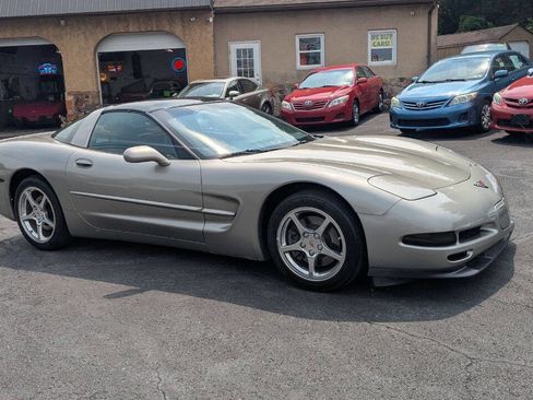 Used 2001 Chevrolet Corvette Coupe w/ Preferred Equipment Group1 image 2