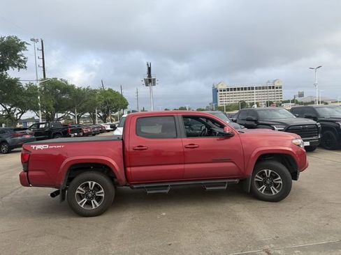 Used 2019 Toyota Tacoma TRD Sport image 2